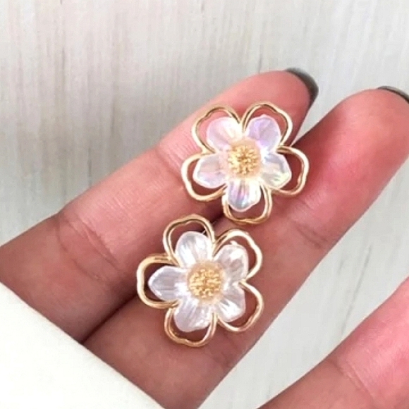💖 2/$30 White & gold stud Daisy flower iridescent small boho statement earrings - Picture 8 of 12